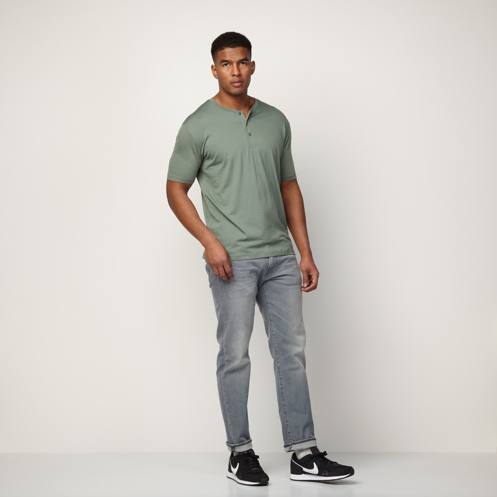 image-on-hover,model-spec: Micah is 6'1", 185 lbs, and wears size L