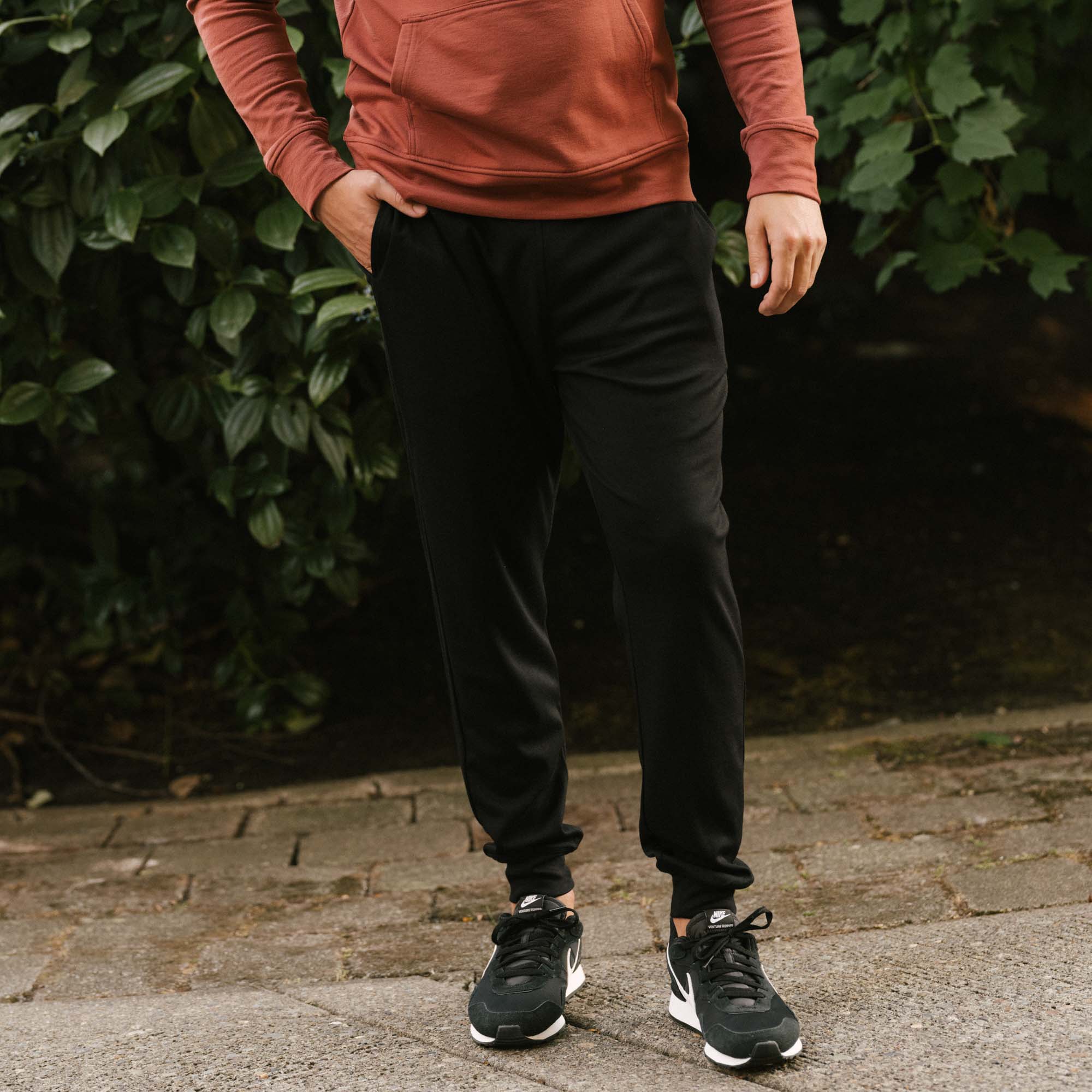 model-spec:Nick is 185cm, 84kg, and wears a size M